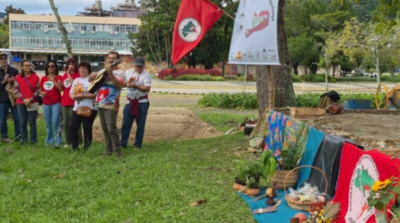 Parceria entre universidades e movimentos sociais celebra trajetória do MST