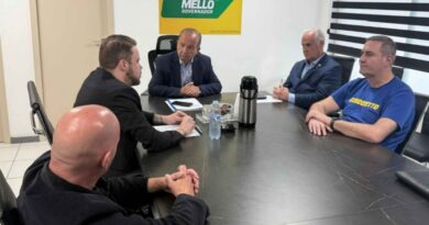 Governador e candidato à reeleição, Jorginho Mello assina carta-compromisso com a manutenção da Celesc Pública